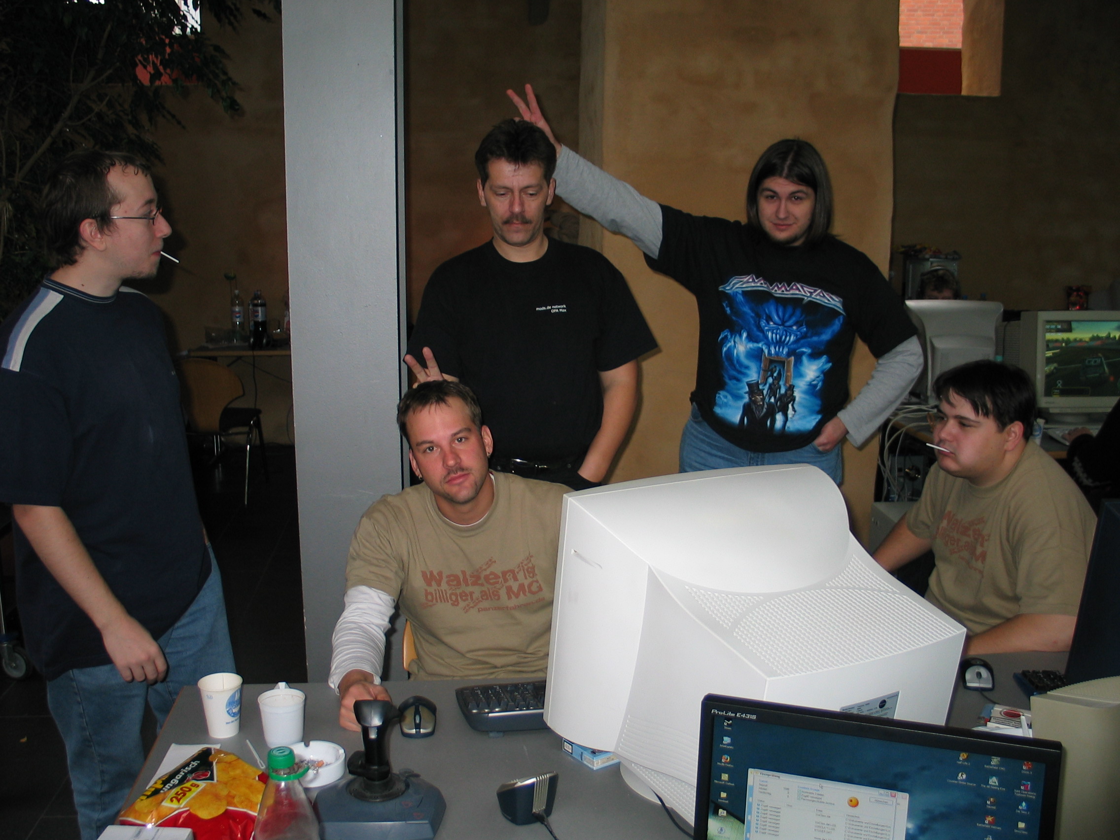 lan19.JPG>