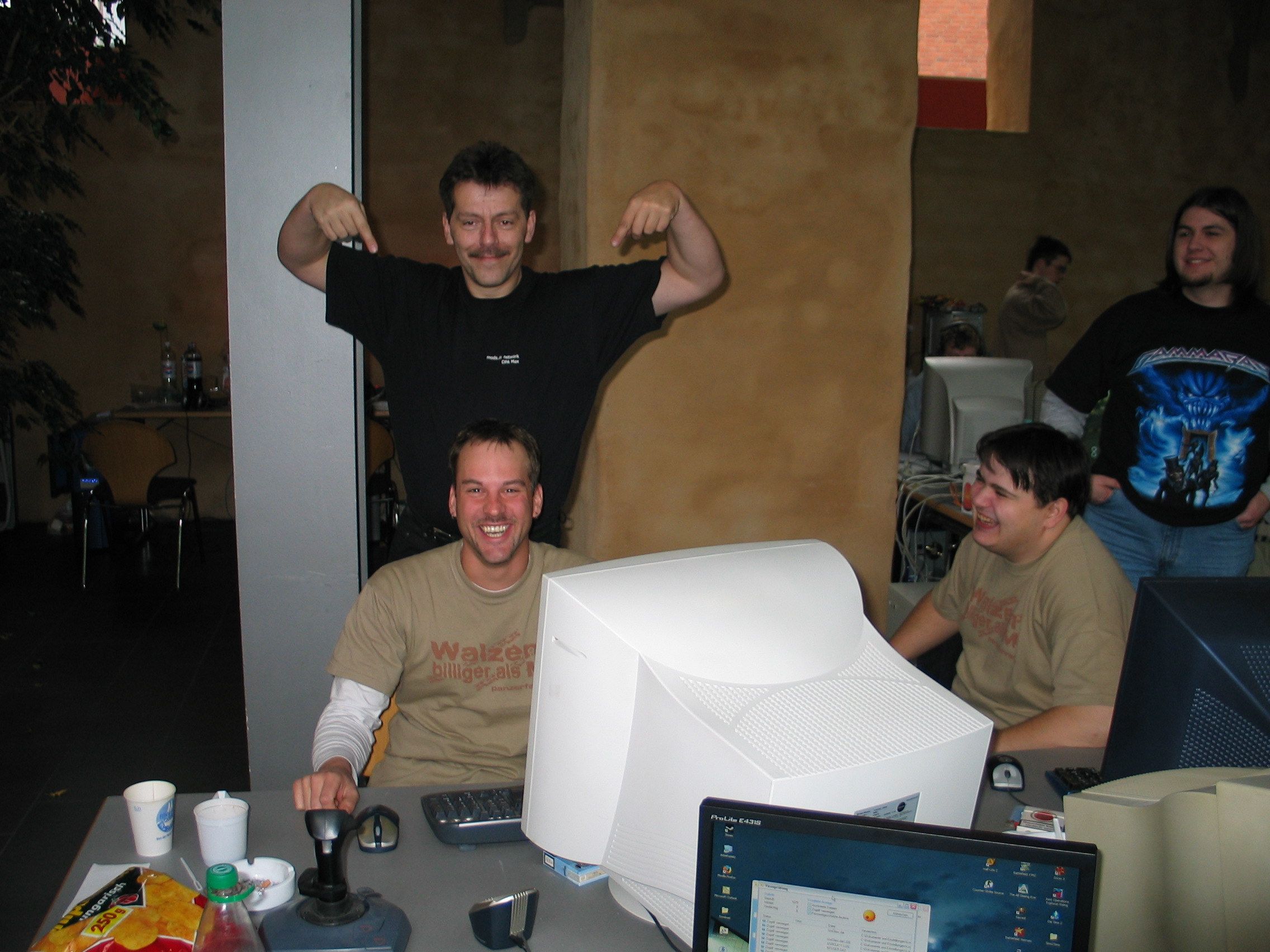 lan20.JPG>